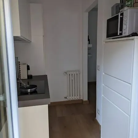Modern And Comfortable Near The Subway Apartment *