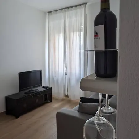 아파트 Modern And Comfortable Near The Subway